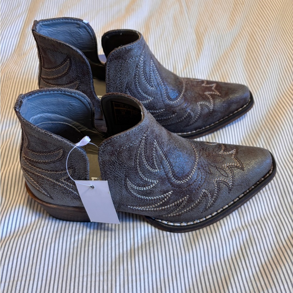 Roper Boot Ava in brown faux leather.